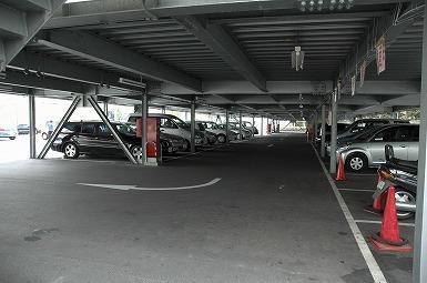 駐車場内