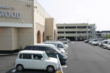 店舗と駐車場